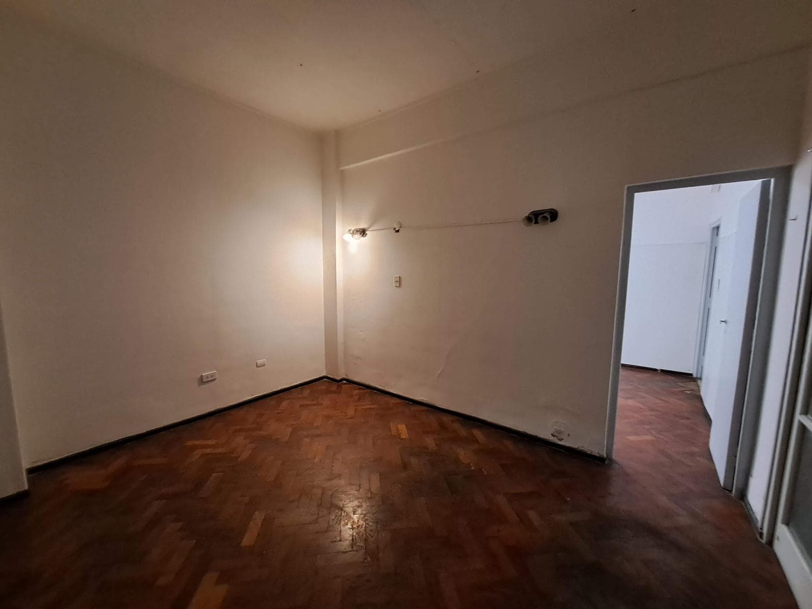 Apartment suitable for professional use—8 rooms and a private patio