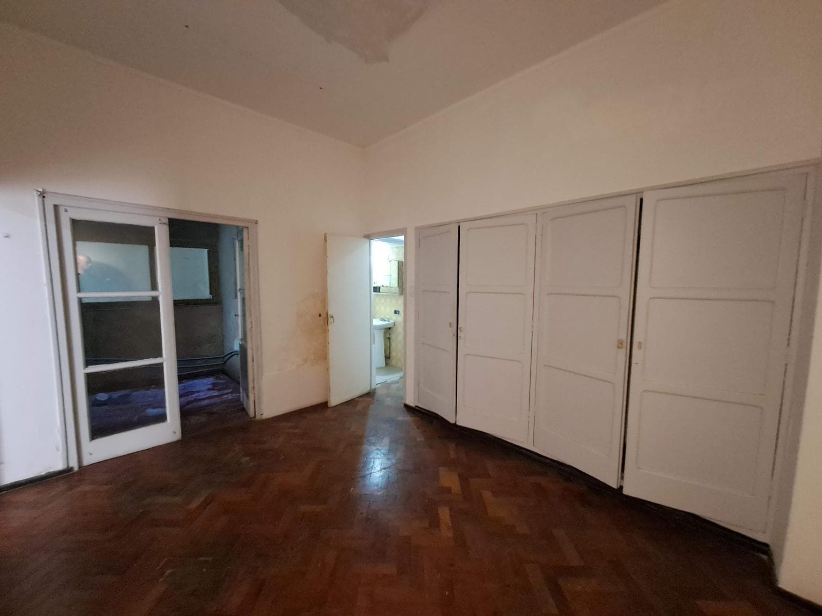 Apartment suitable for professional use—8 rooms and a private patio