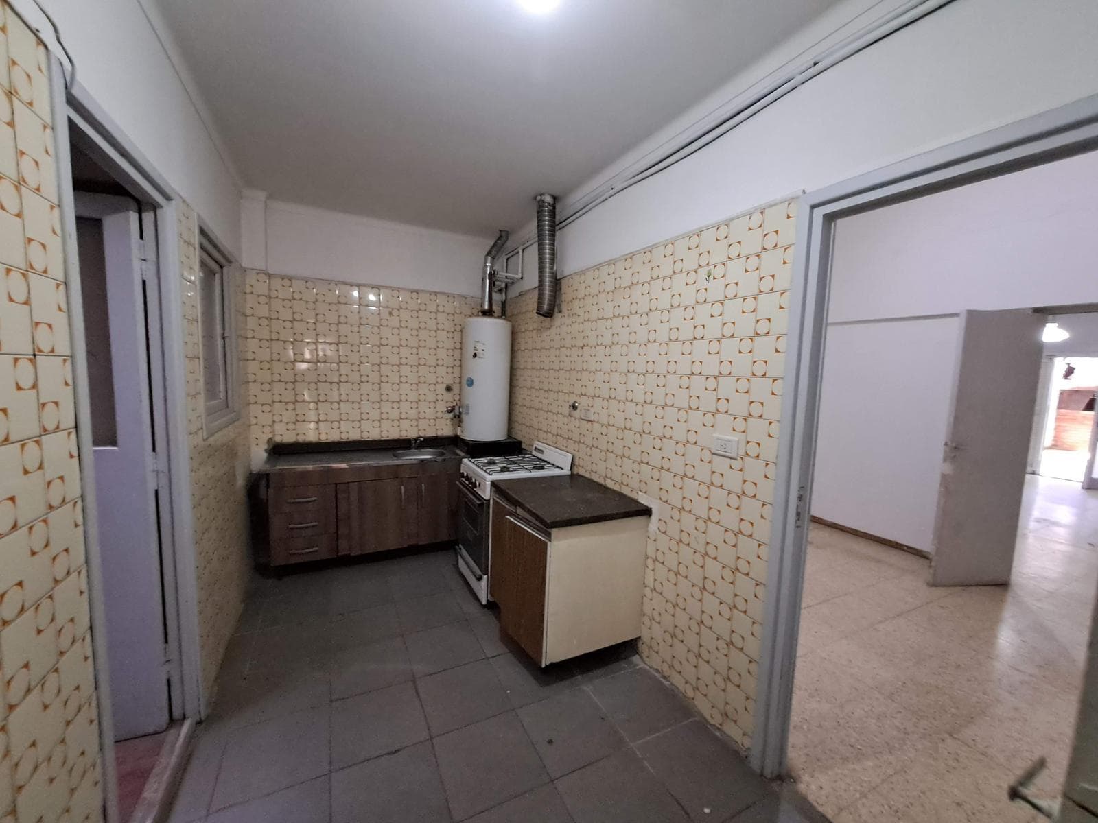 Apartment suitable for professional use—8 rooms and a private patio
