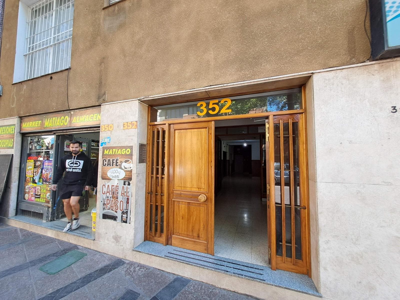 Apartment suitable for professional use—8 rooms and a private patio