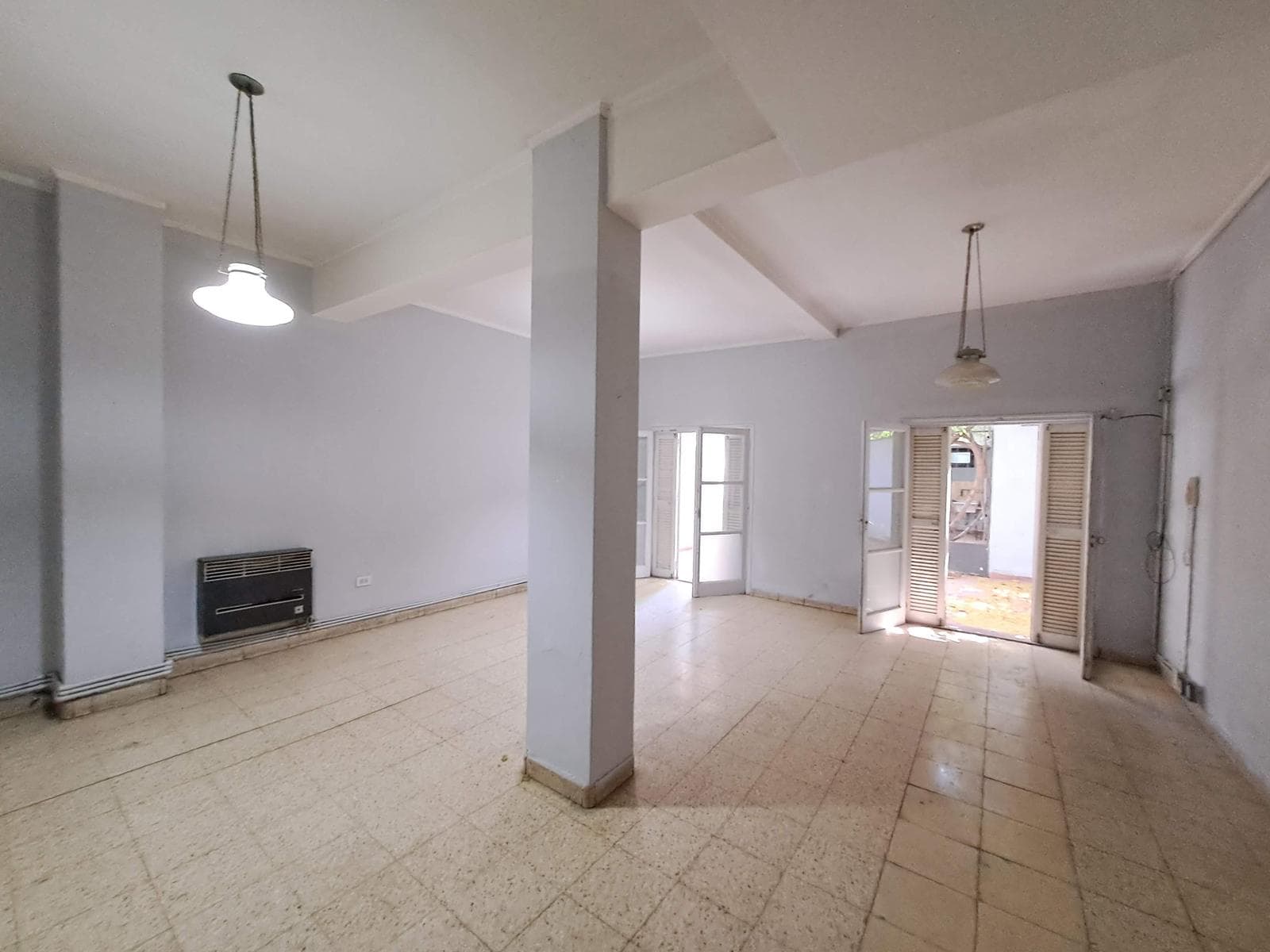 Apartment suitable for professional use—8 rooms and a private patio