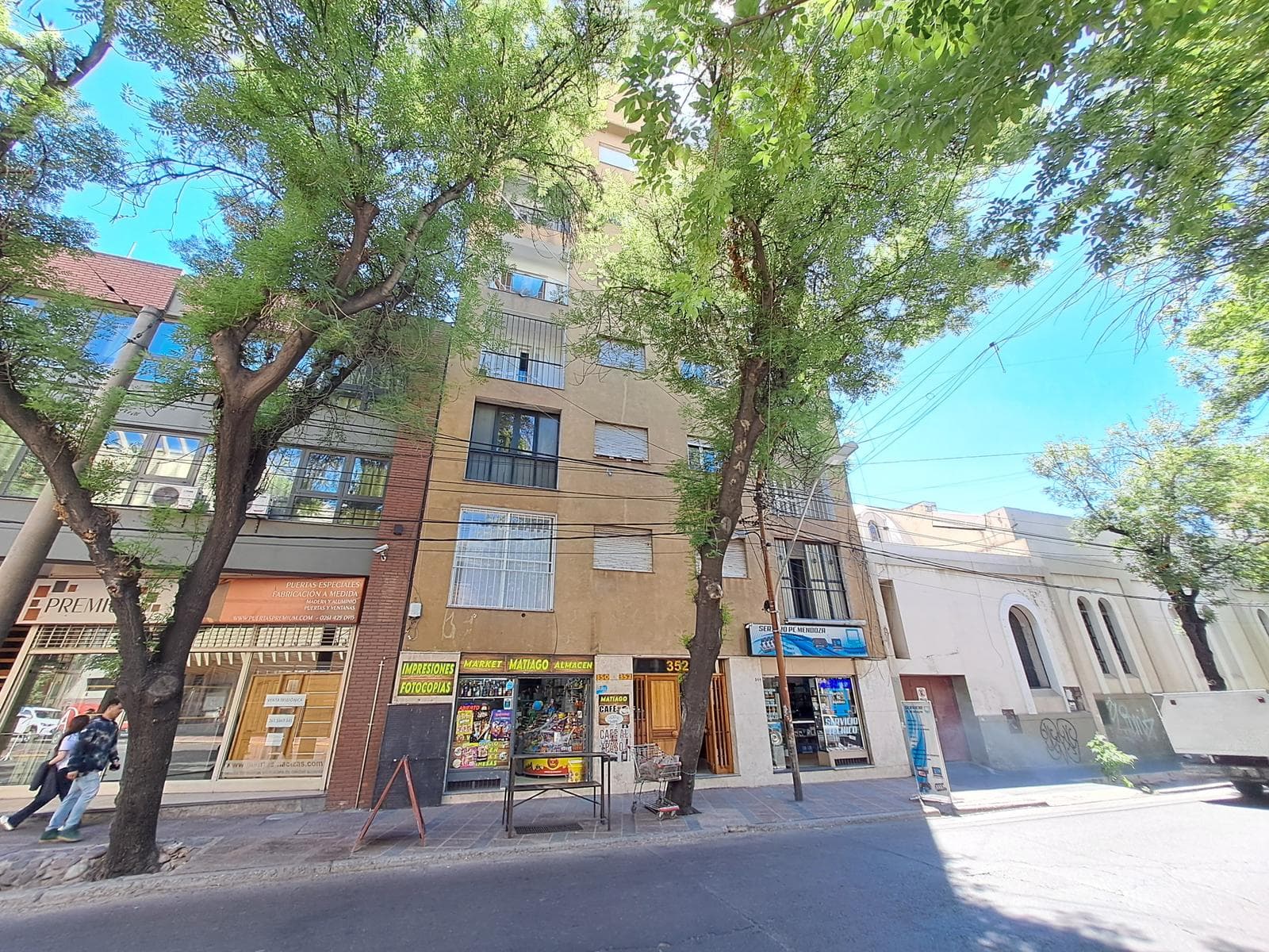 Apartment suitable for professional use—8 rooms and a private patio
