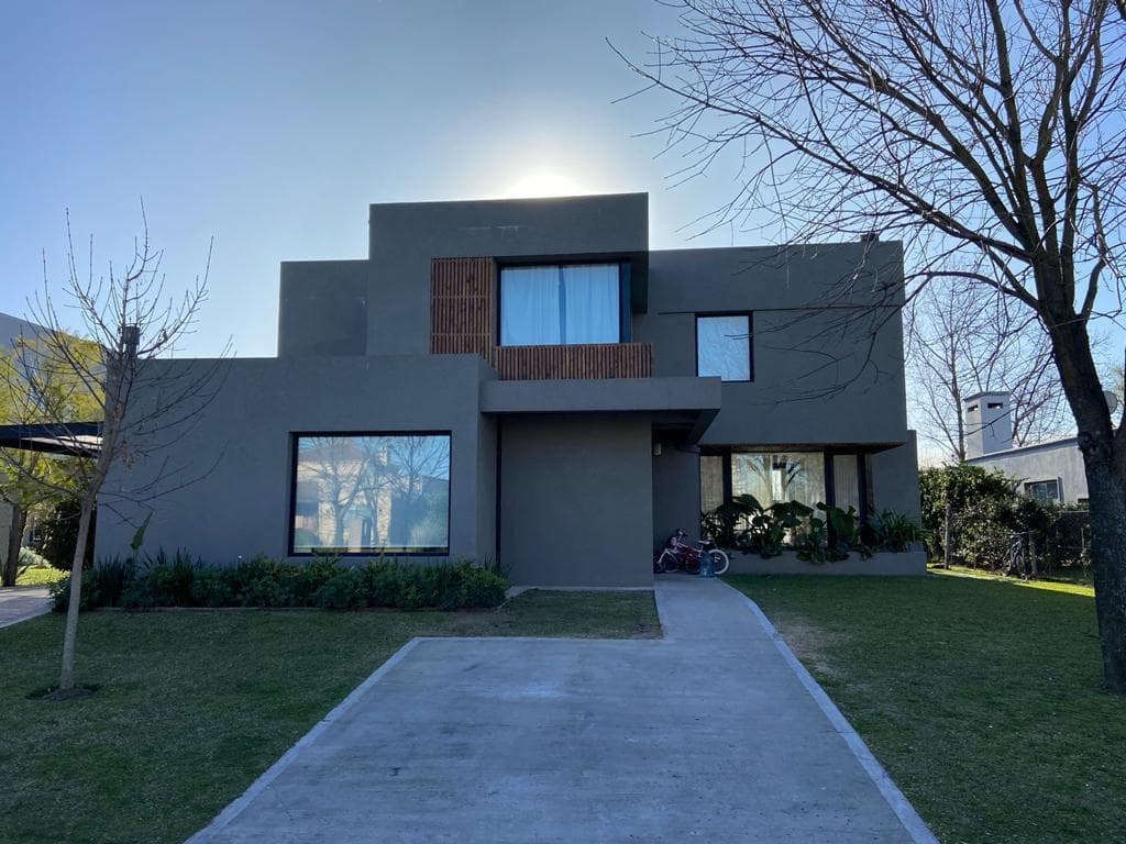 SHORT-TERM RENTAL: House in the Lagos del Norte Neighborhood