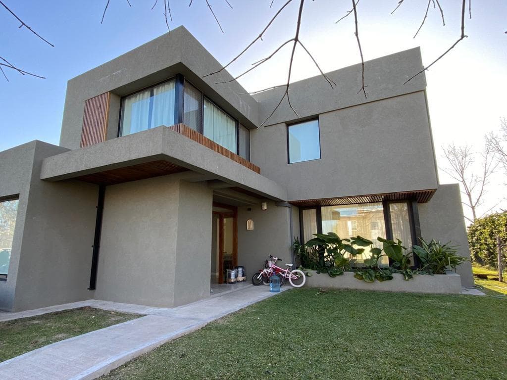 SHORT-TERM RENTAL: House in the Lagos del Norte Neighborhood