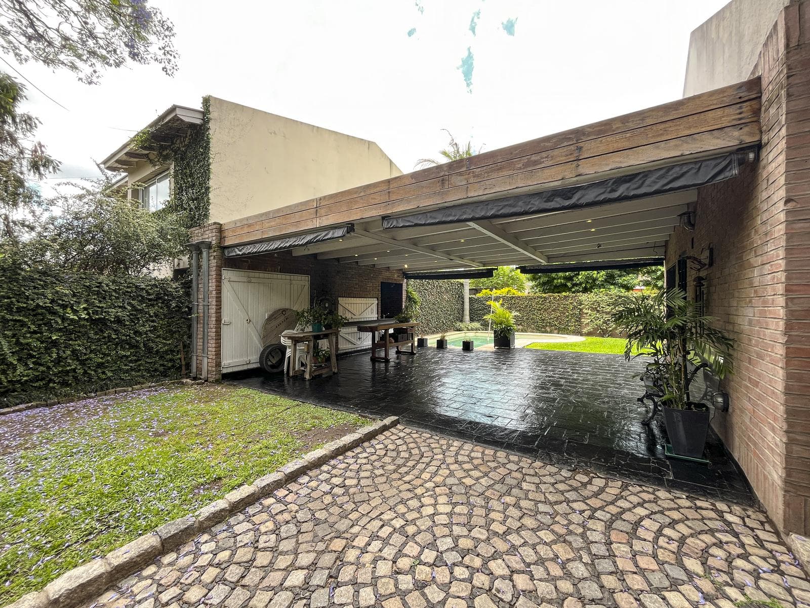 Casa de 4 dormitorios con pileta y jardín en Fisherton