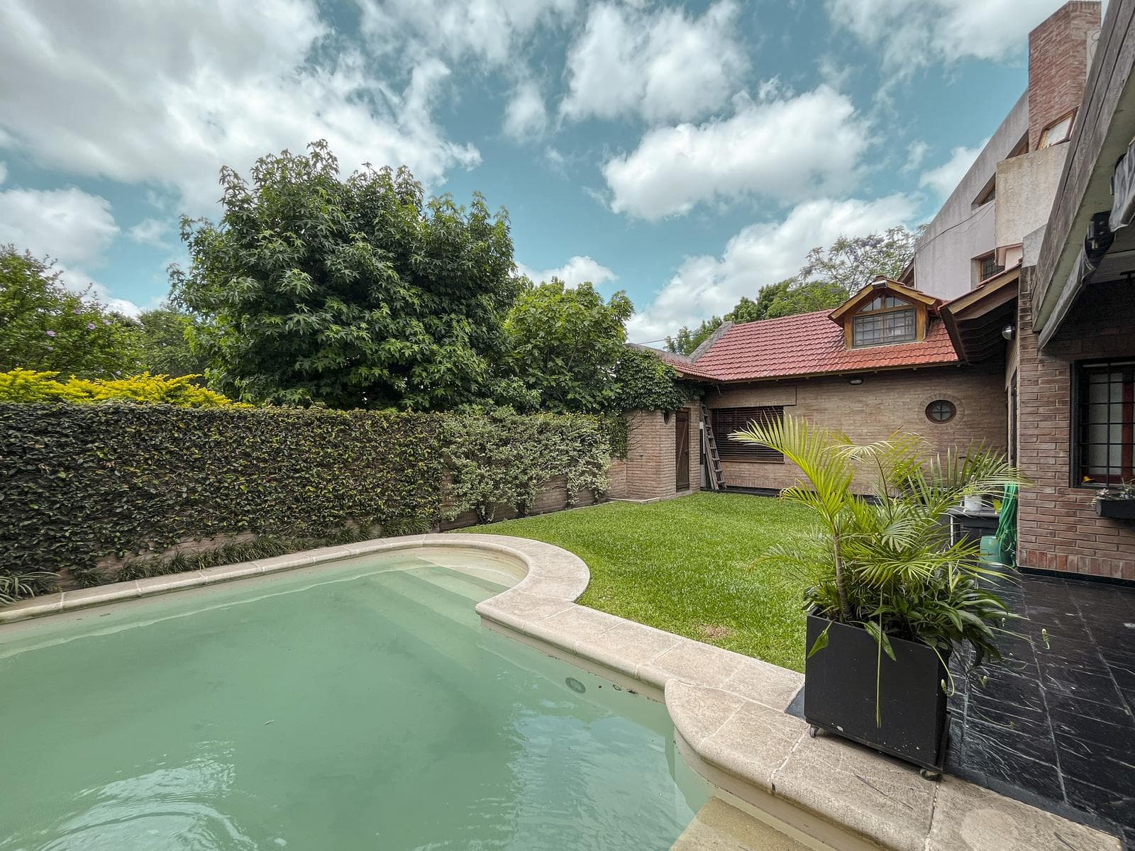Casa de 4 dormitorios con pileta y jardín en Fisherton
