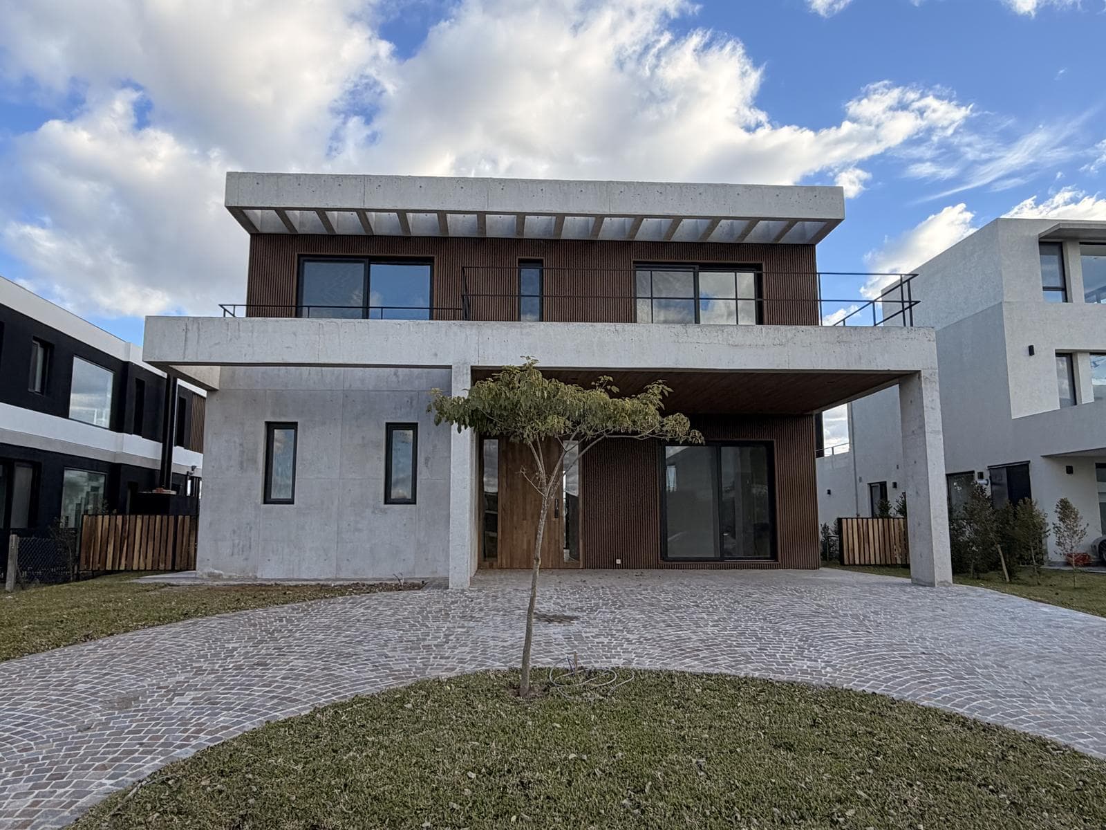 6-Room House for Sale in the El Yacht Nordelta al Río Neighborhood (99% Complete) with Financing Available.