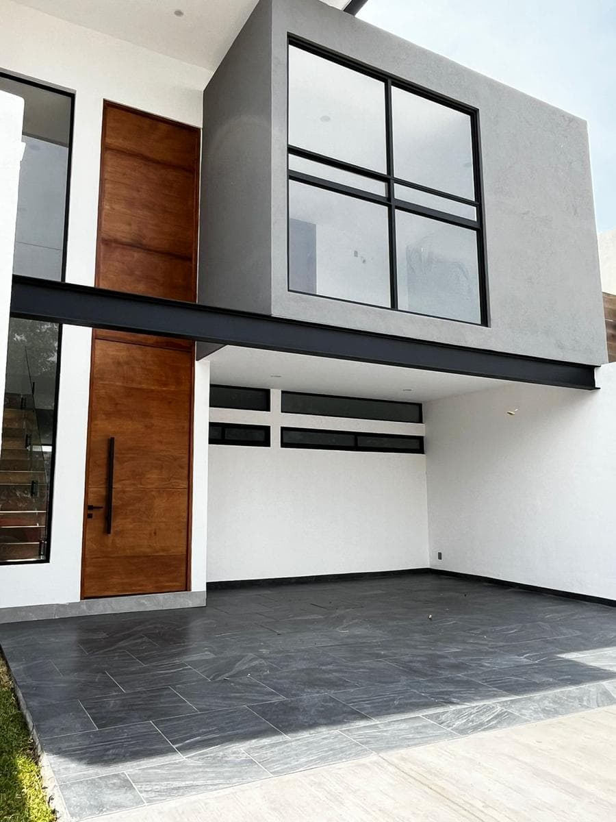 Casa con 3 Recámaras con baño, cuarto de TV y cochera para 2 autos