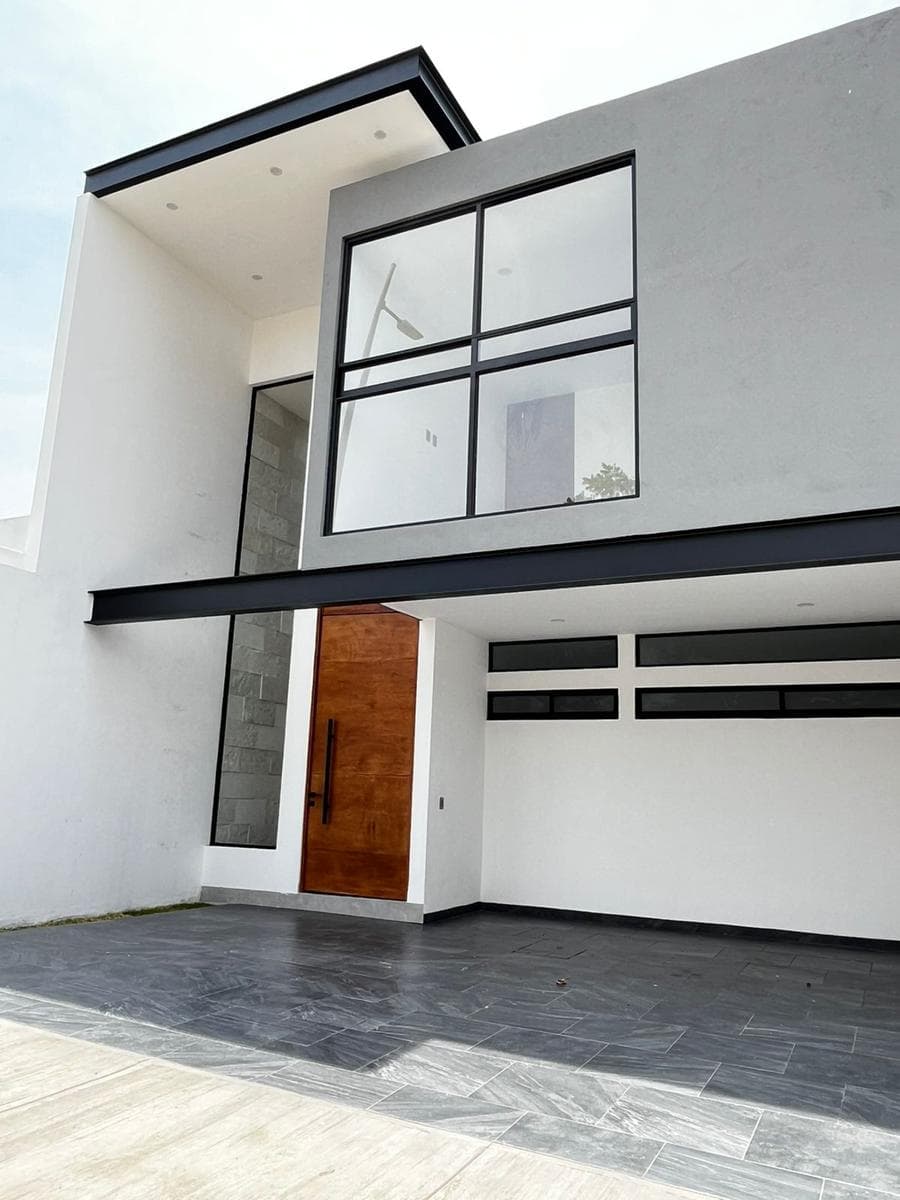 Casa con 3 Recámaras con baño, cuarto de TV y cochera para 2 autos