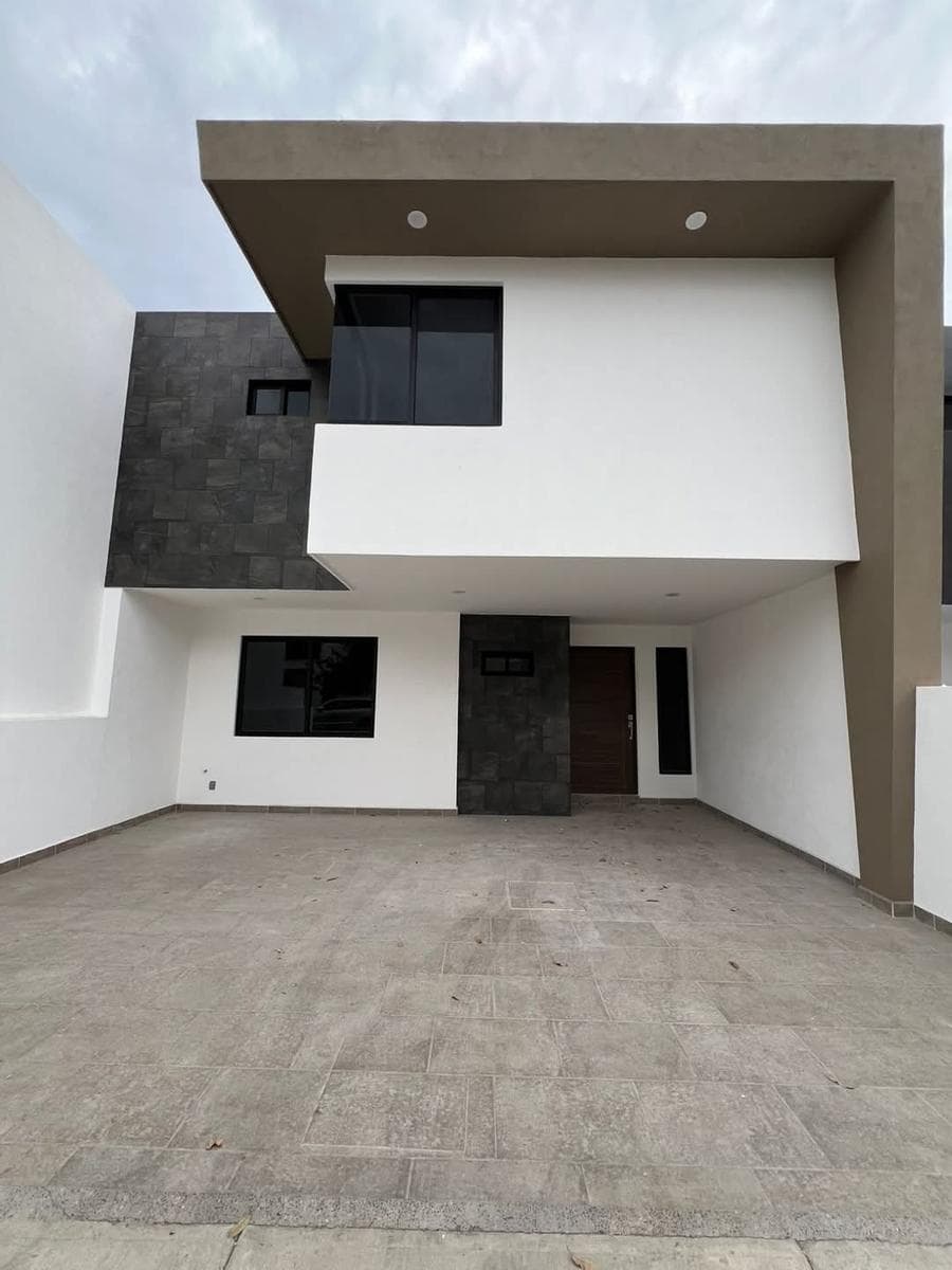 Casa con 4 Recámaras, 1 de ellas en Planta Baja, sala de Tv y cochera 2 autos