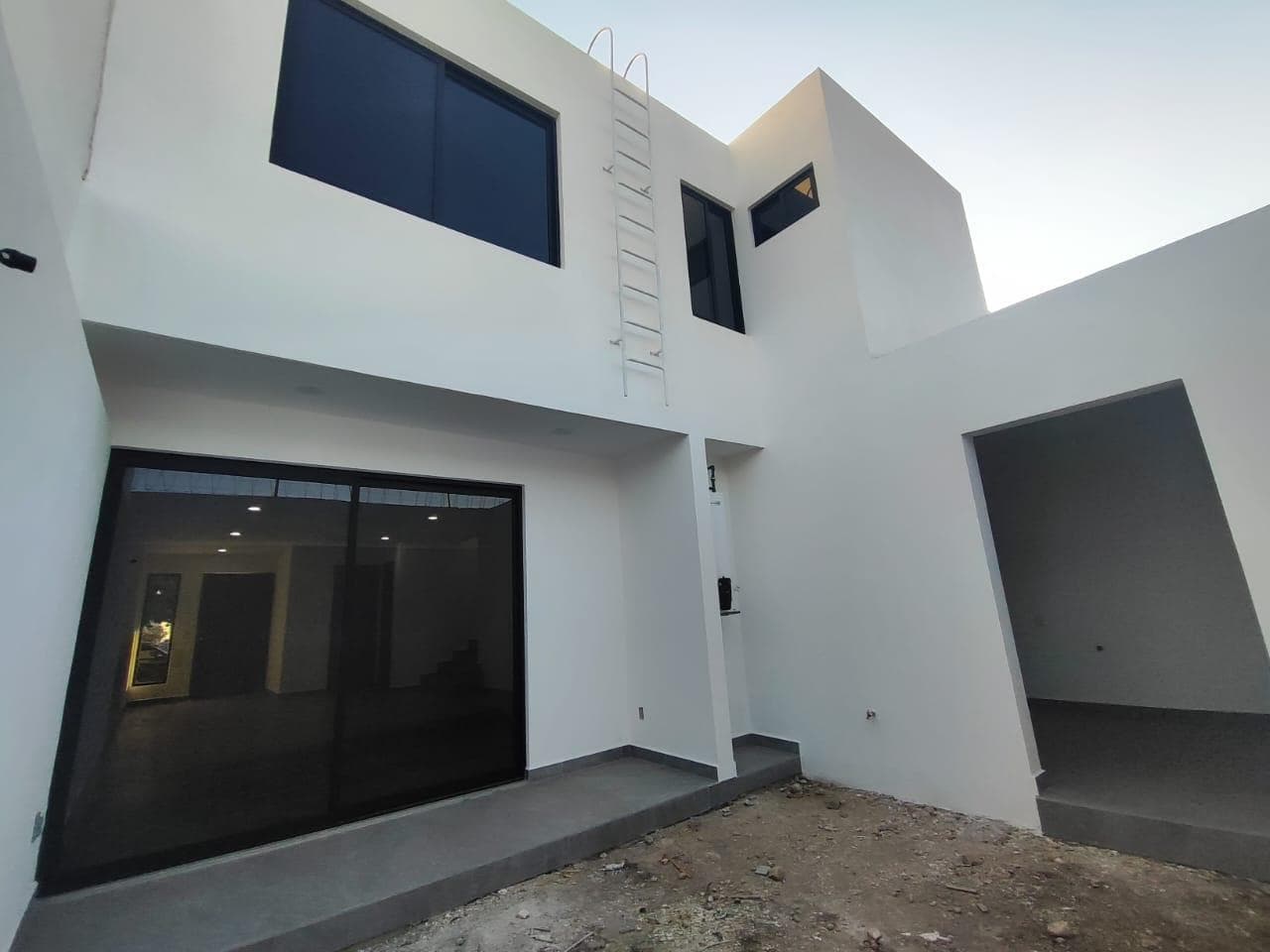 Casa con 4 Recámaras, 1 de ellas en Planta Baja, sala de Tv y cochera 2 autos