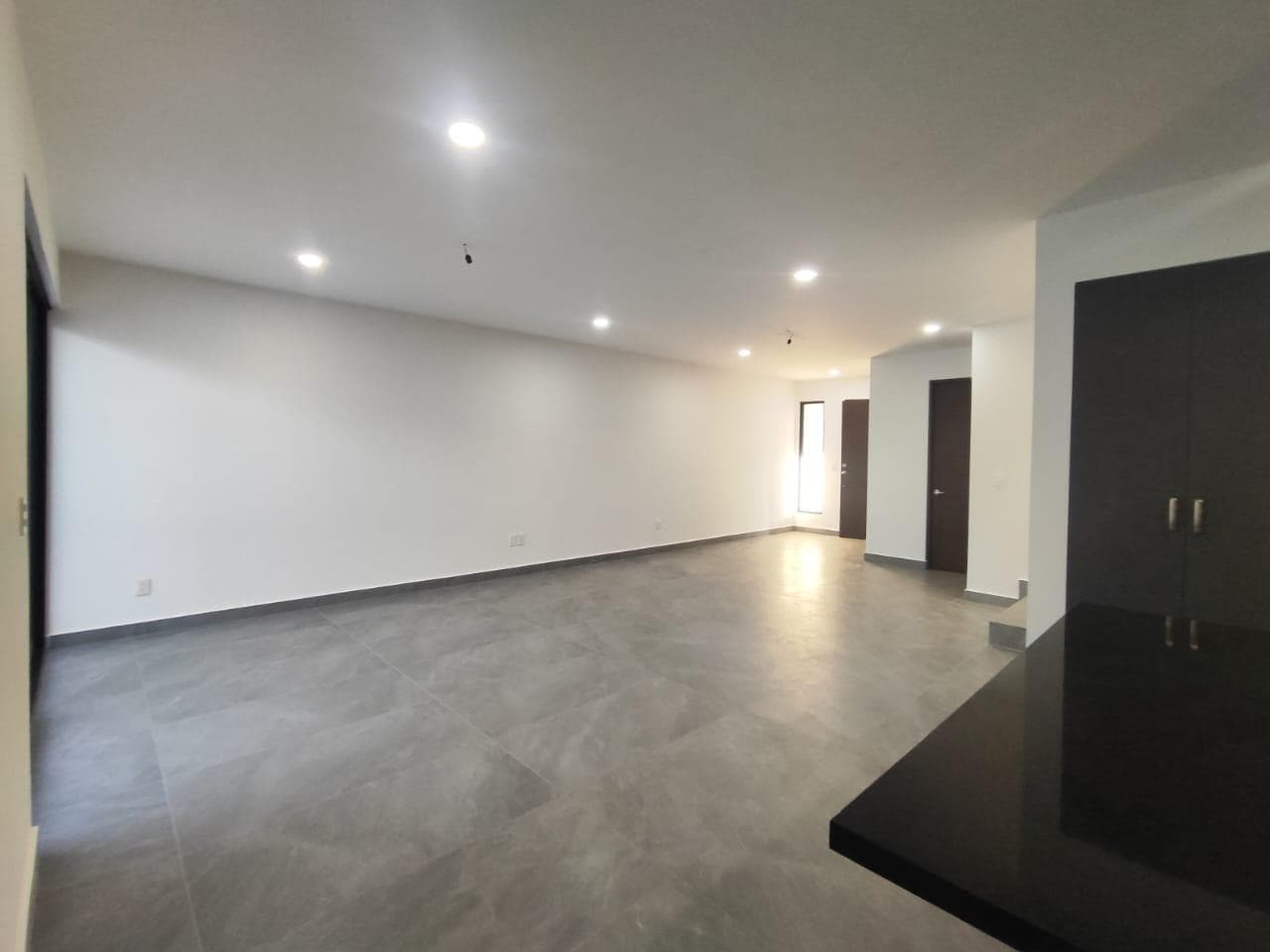 Casa con 4 Recámaras, 1 de ellas en Planta Baja, sala de Tv y cochera 2 autos