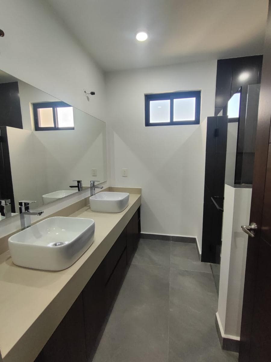 Casa con 4 Recámaras, 1 de ellas en Planta Baja, sala de Tv y cochera 2 autos