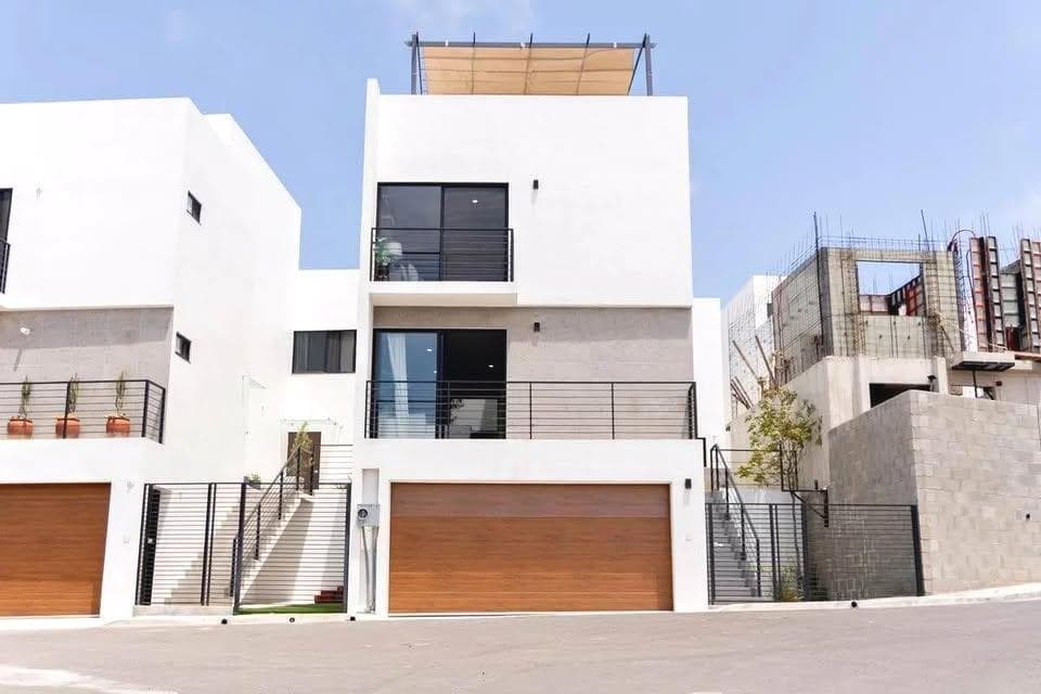HOUSE FOR SALE WITH A VIEW OF THE OCEAN