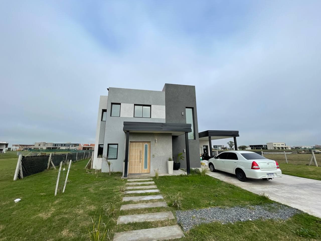 VENTA CASA DE CATEGORÍA CON PILETA MUELLE Y FONDO A LA LAGUNA SEBASTIAN GABOTO