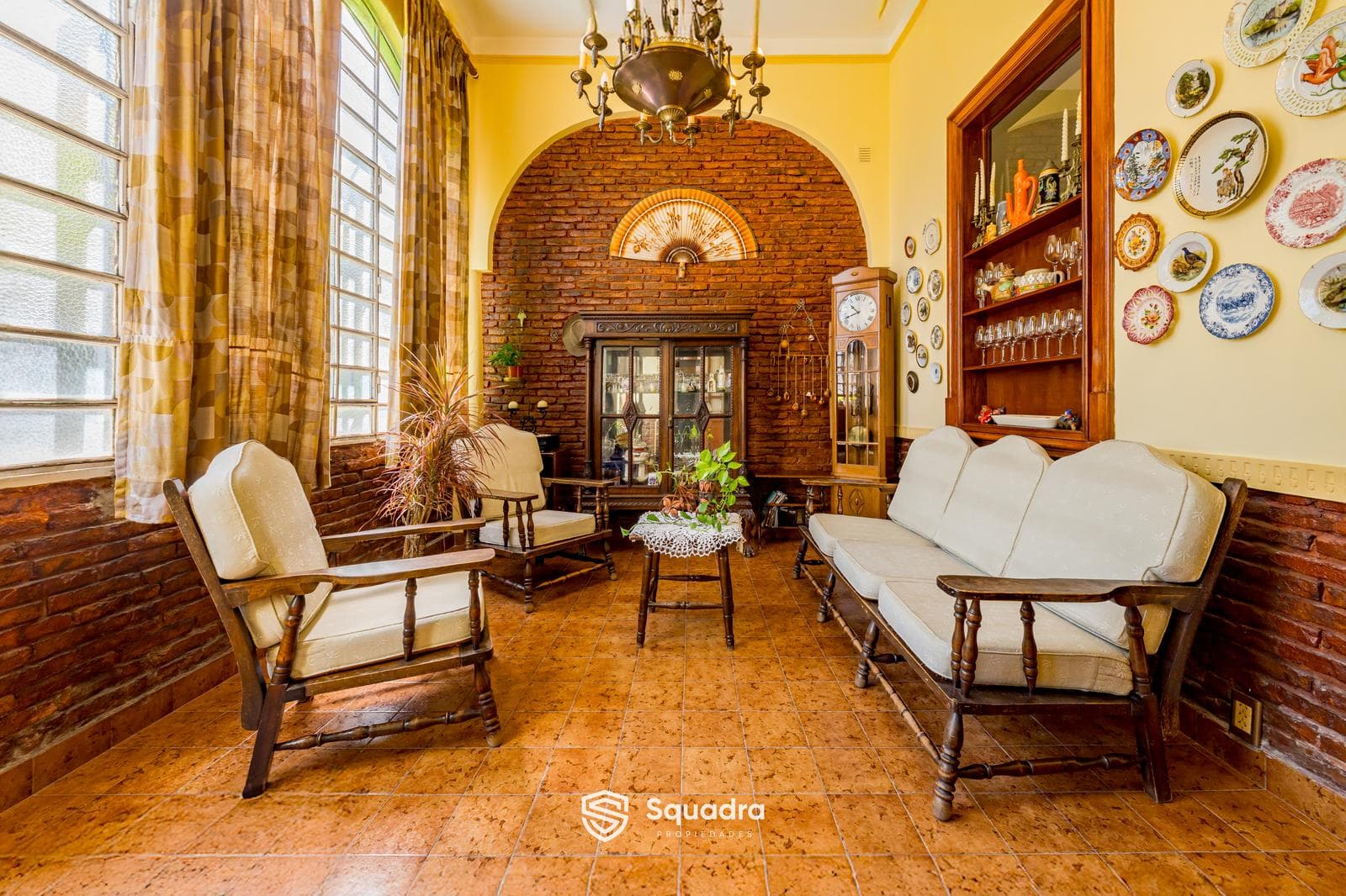 FOR SALE - 4-bedroom house with a patio and barbecue area. South Side, Rosario - QUALIFIES FOR A MORTGAGE.