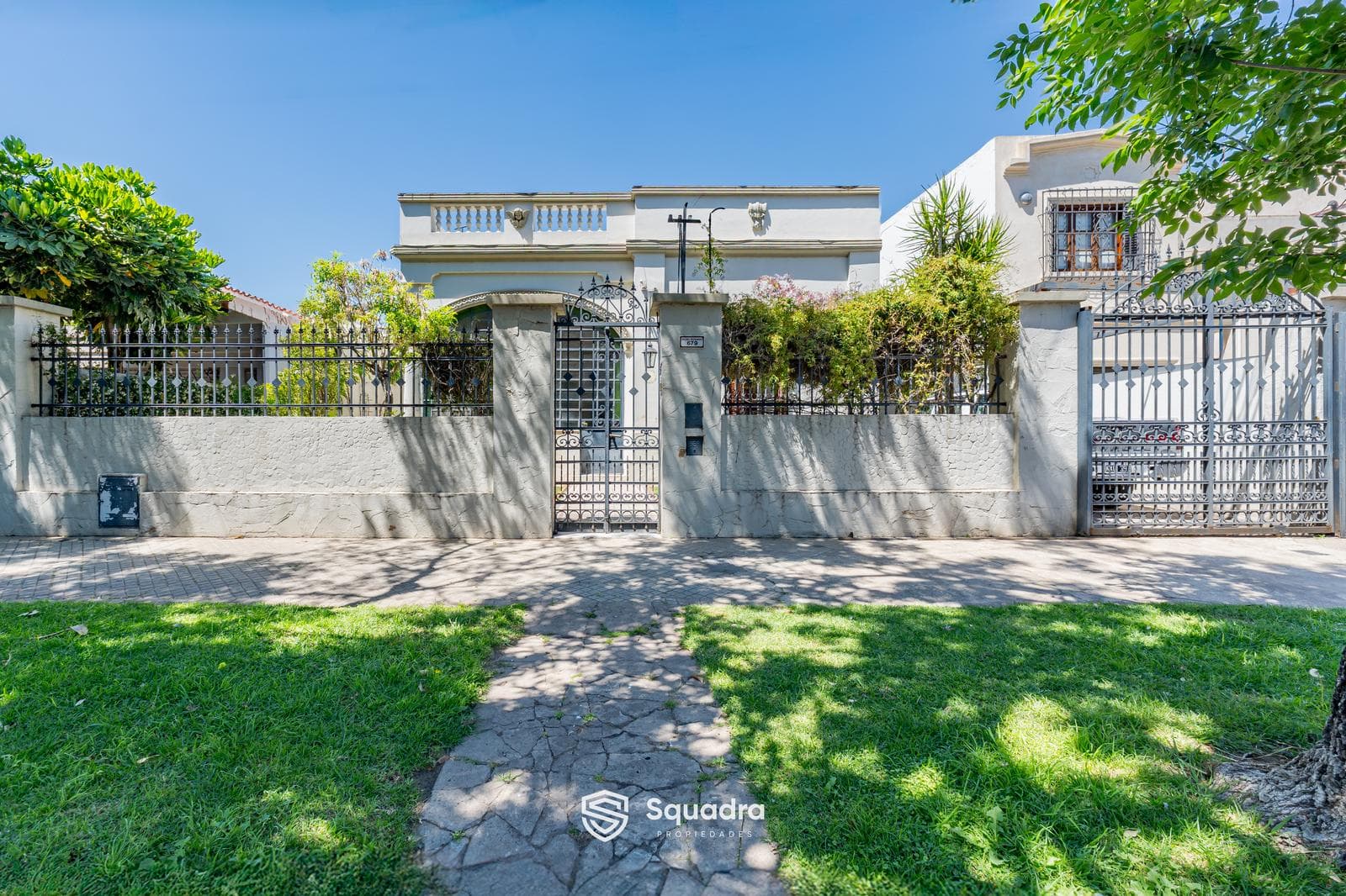 FOR SALE - 4-bedroom house with a patio and barbecue area. South Side, Rosario - QUALIFIES FOR A MORTGAGE.