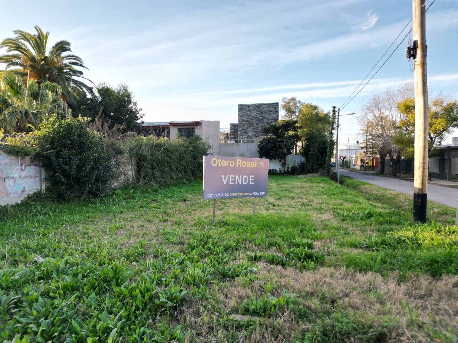 LAND FOR SALE IN Villa Castells: 498 and 8. Corner lot measuring 10 x 30 meters. Beautiful area