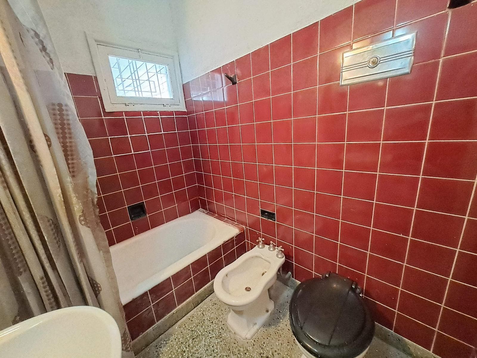 House for sale in Section 6 - large yard and garage - QUALIFIES FOR A LOAN