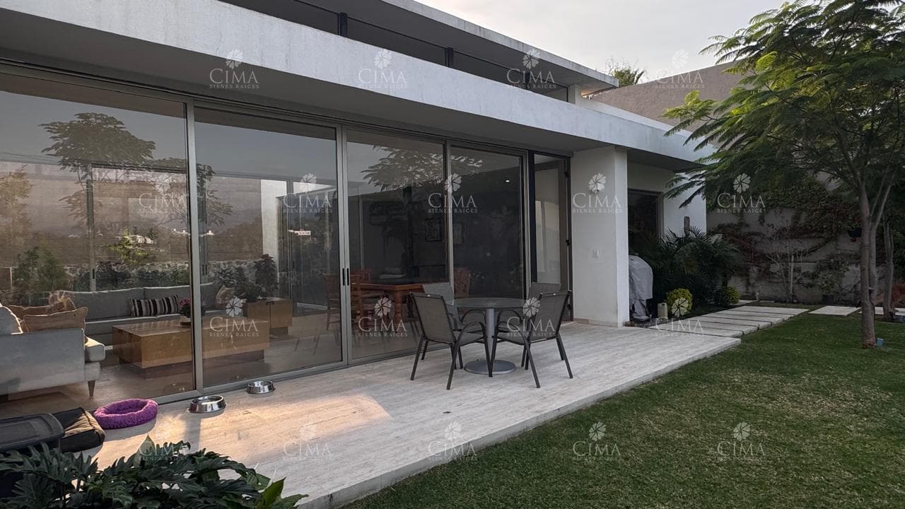 CASA MINIMALISTA CON VISTA A LOS VOLCANES EN HACIENDA TETELA - V382