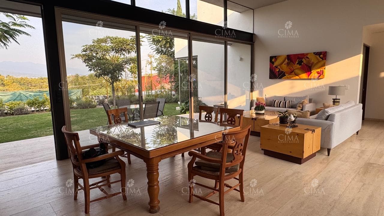 CASA MINIMALISTA CON VISTA A LOS VOLCANES EN HACIENDA TETELA - V382