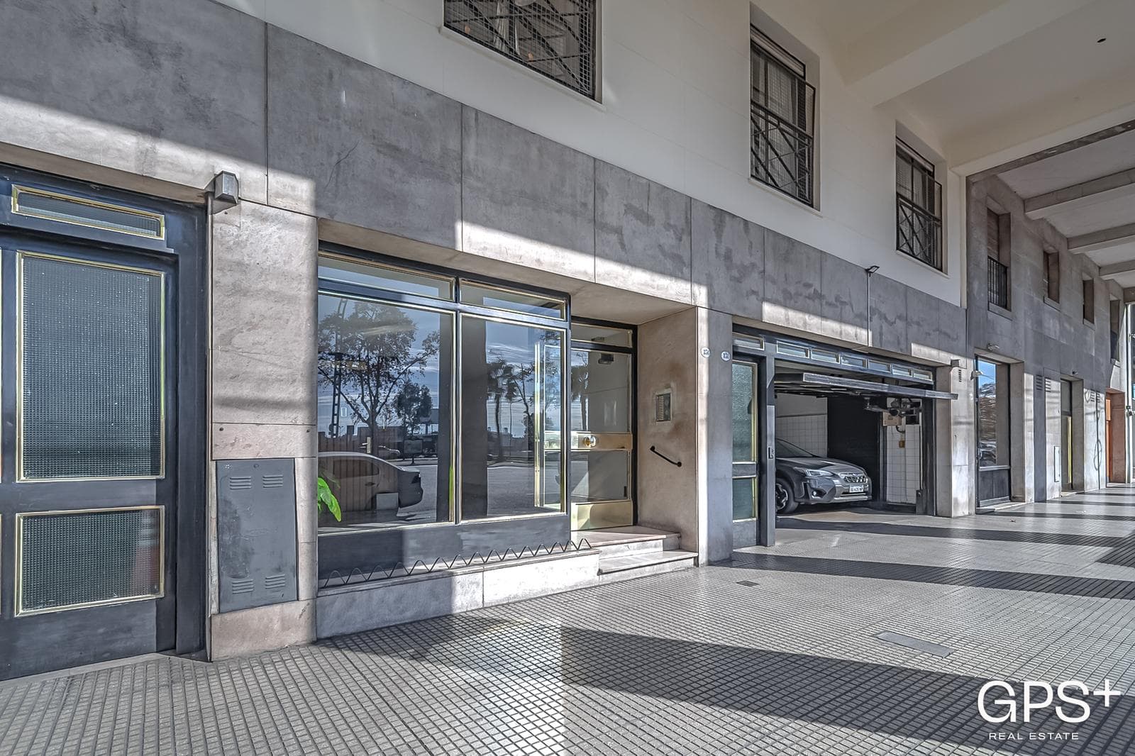 Very nice apartment on Av. Libertador with a parking space—high floor with a view of the river