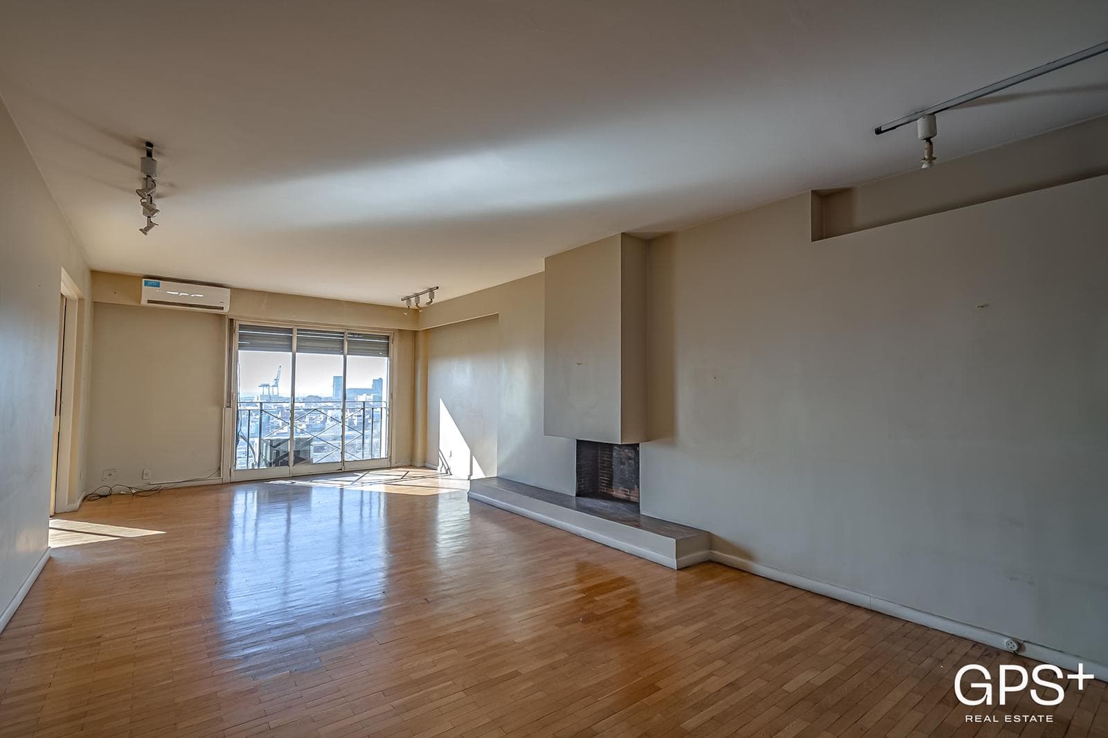 Very nice apartment on Av. Libertador with a parking space—high floor with a view of the river