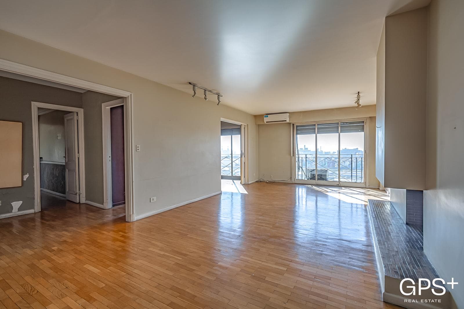 Very nice apartment on Av. Libertador with a parking space—high floor with a view of the river