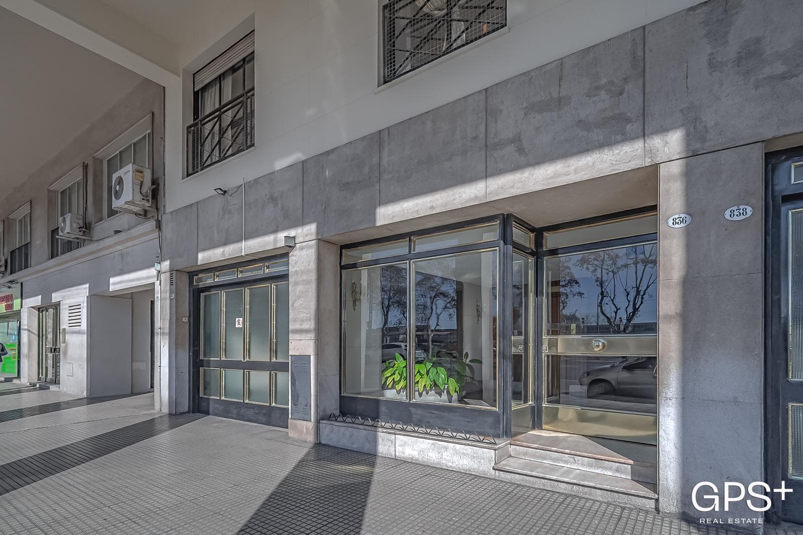 Very nice apartment on Av. Libertador with a parking space—high floor with a view of the river
