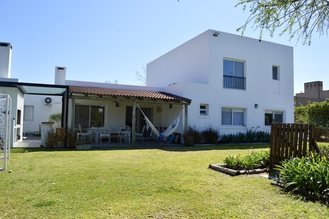 House for Short-Term Rent in a Gated Community with a Clubhouse