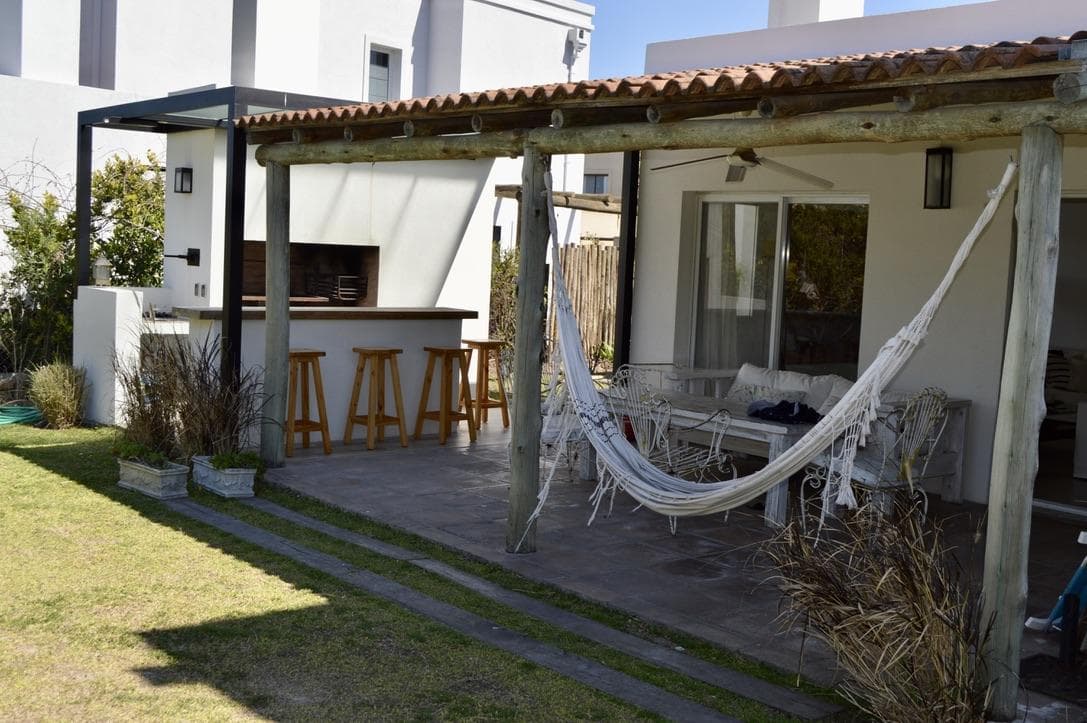 House for Short-Term Rent in a Gated Community with a Clubhouse