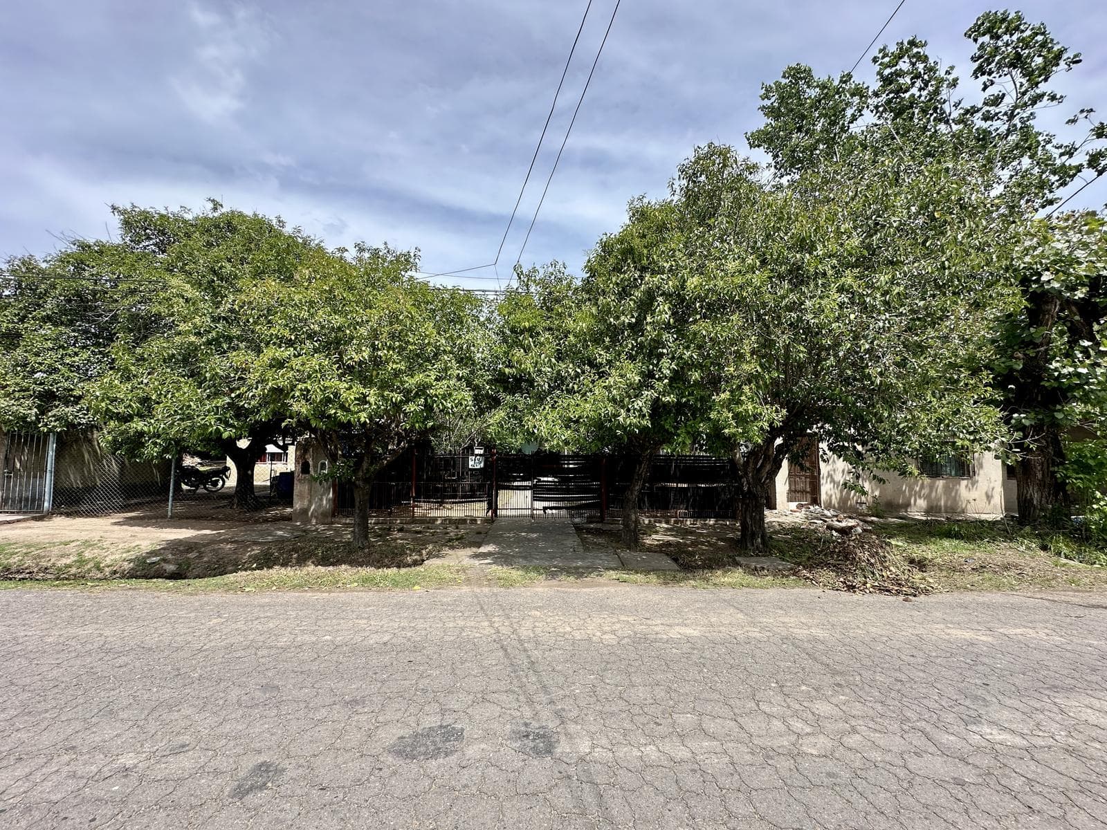 House for sale with 4 rooms, two bedrooms, and a patio. Needs renovation. Campana.