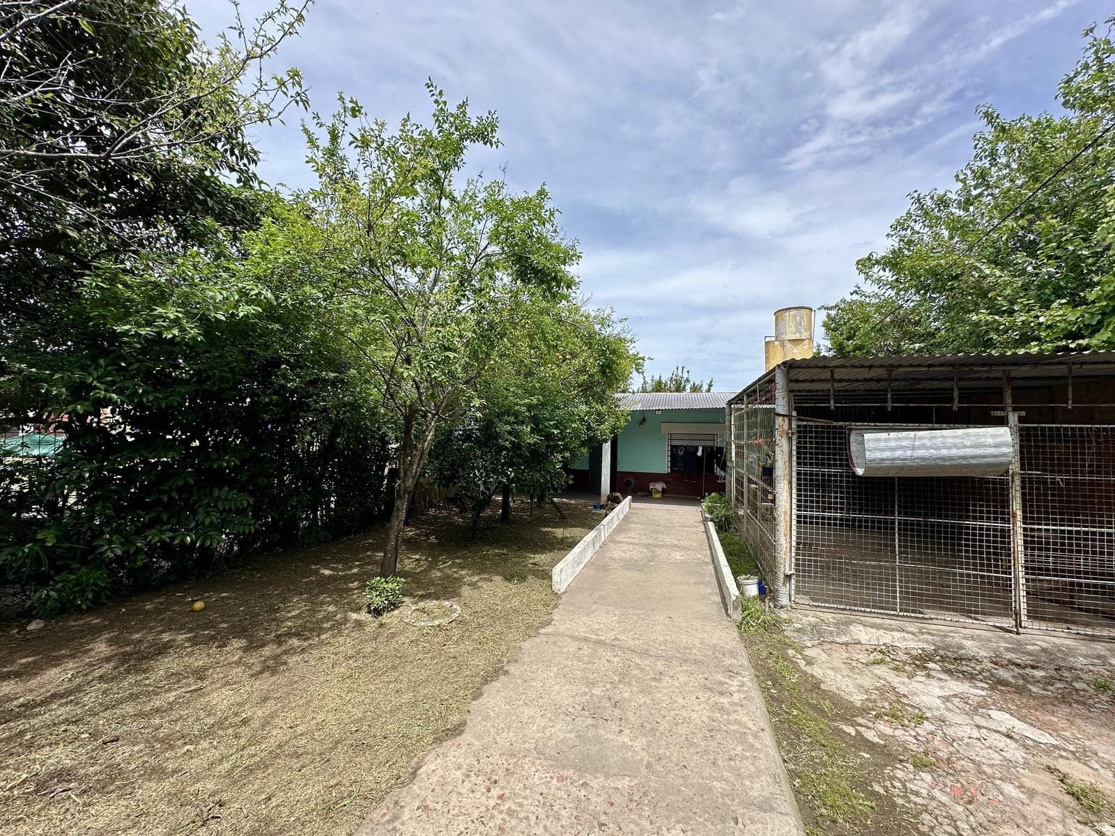 House for sale with 4 rooms, two bedrooms, and a patio. Needs renovation. Campana.