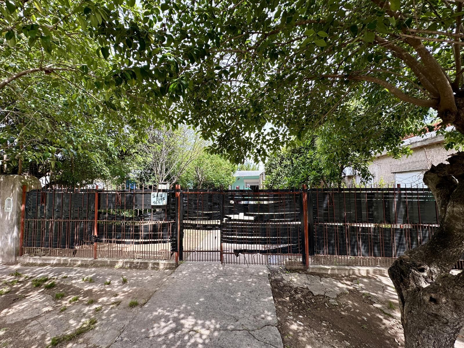 House for sale with 4 rooms, two bedrooms, and a patio. Needs renovation. Campana.