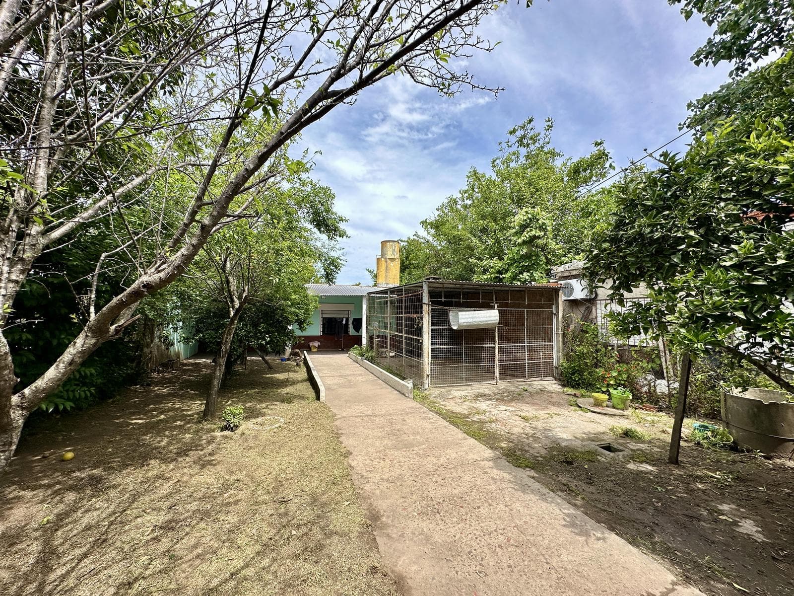 House for sale with 4 rooms, two bedrooms, and a patio. Needs renovation. Campana.