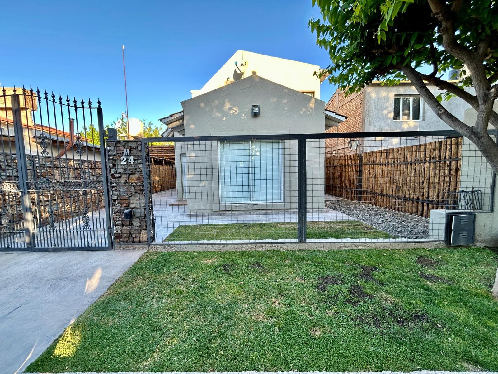 HOUSE WITH A POOL, THREE BEDROOMS, AND TWO BATHROOMS