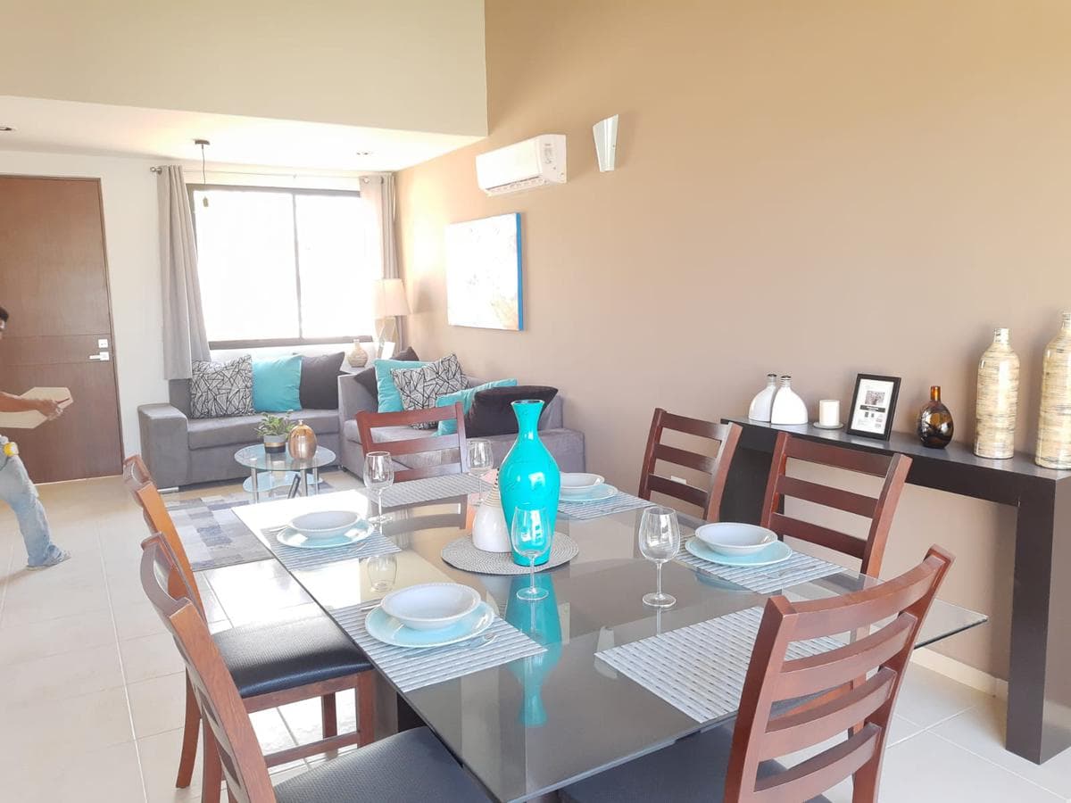 House for sale on a private street in Cholul with a double-height living room and dining room in Mérida, Yucatán.