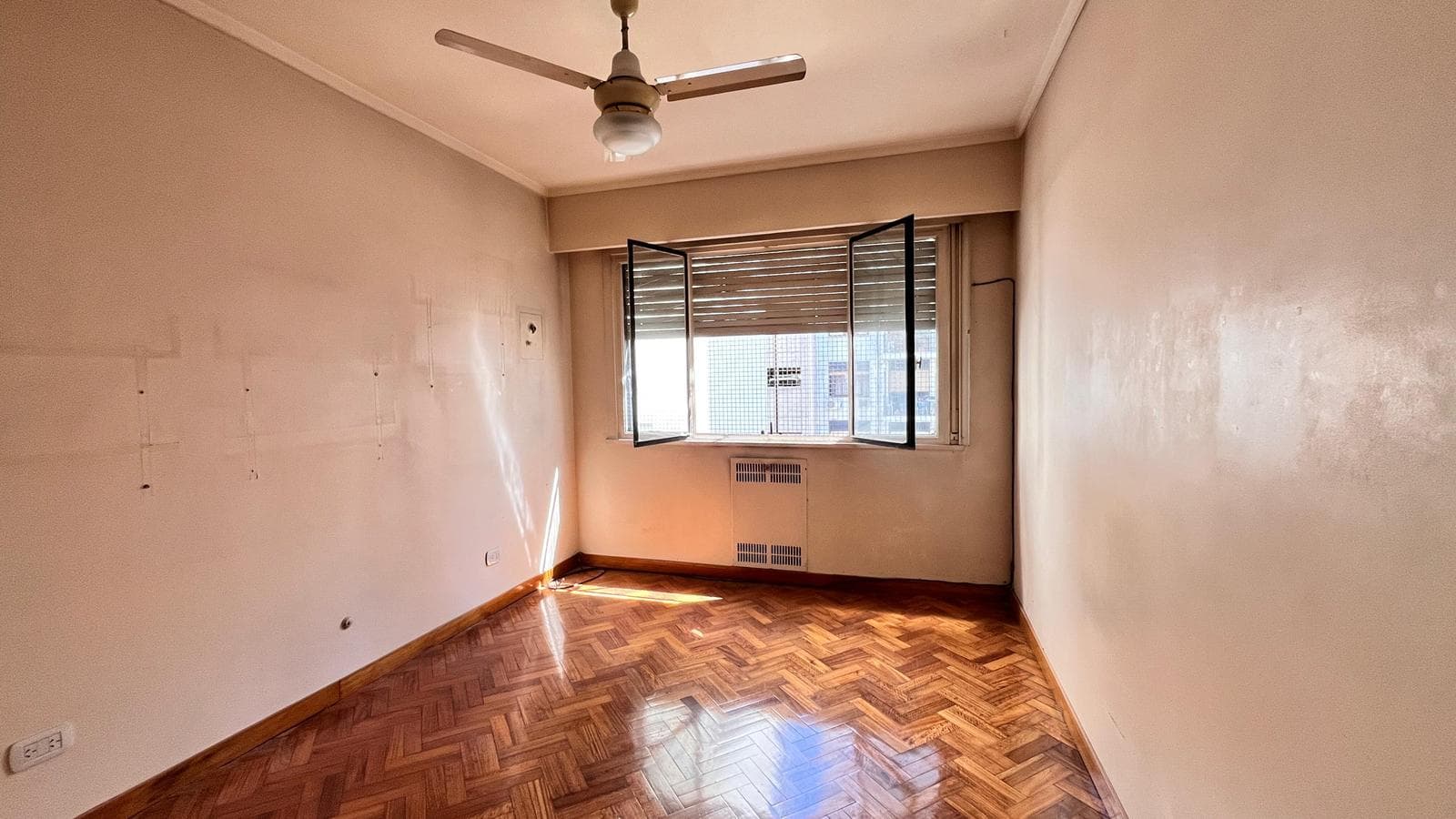 3-bedroom apartment with a maid's quarters and a balcony in an excellent location