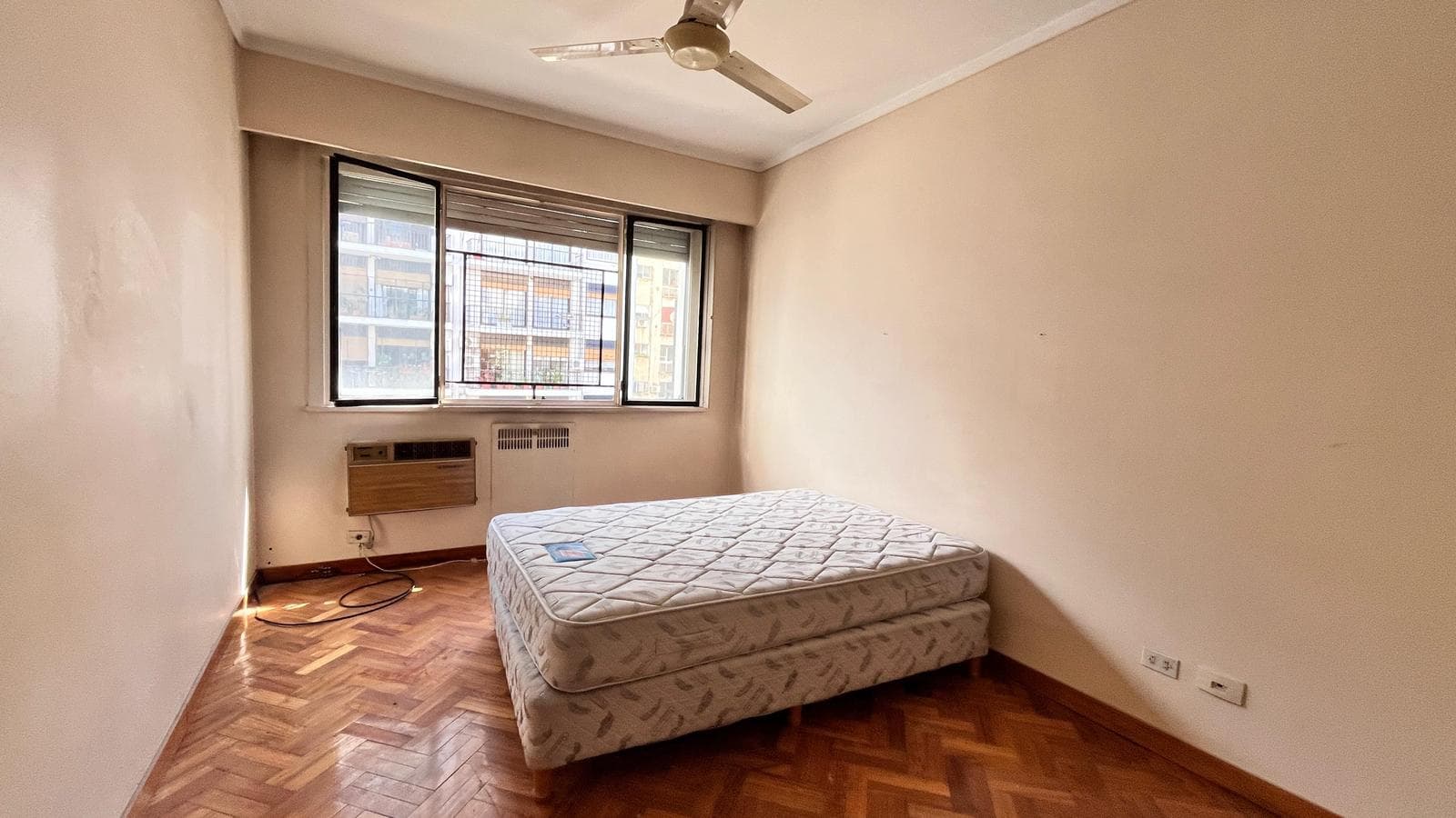3-bedroom apartment with a maid's quarters and a balcony in an excellent location