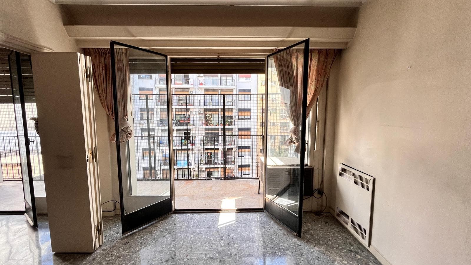 3-bedroom apartment with a maid's quarters and a balcony in an excellent location