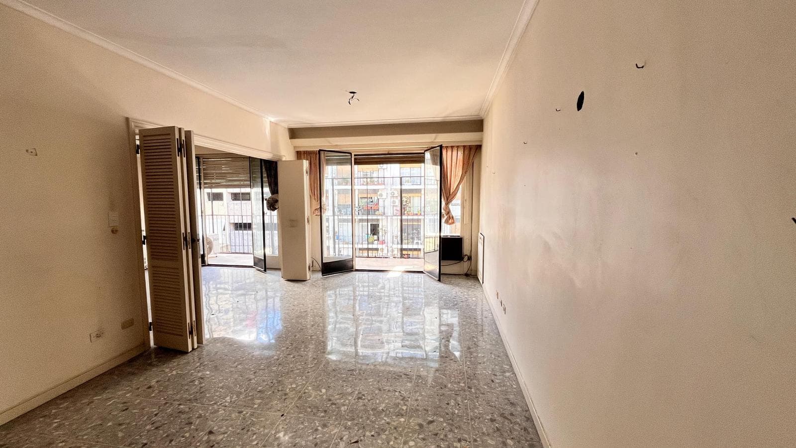 3-bedroom apartment with a maid's quarters and a balcony in an excellent location