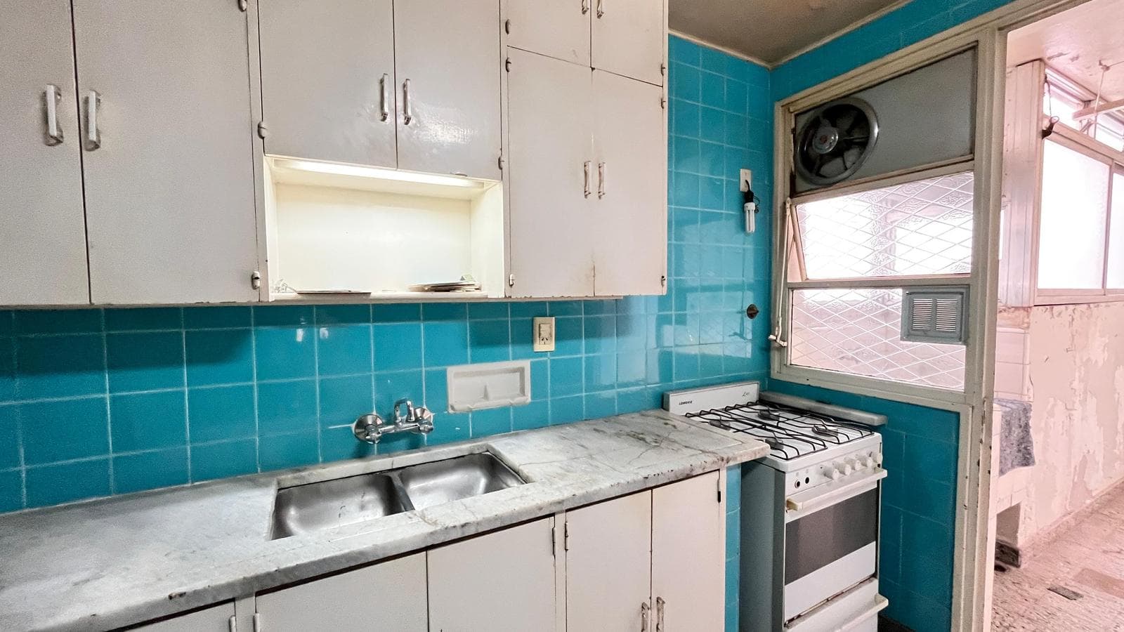 3-bedroom apartment with a maid's quarters and a balcony in an excellent location