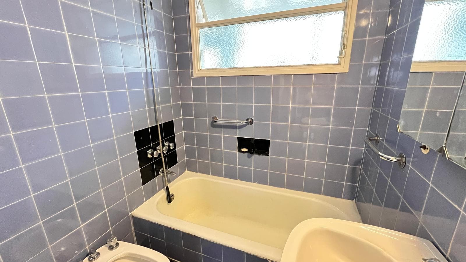 3-bedroom apartment with a maid's quarters and a balcony in an excellent location