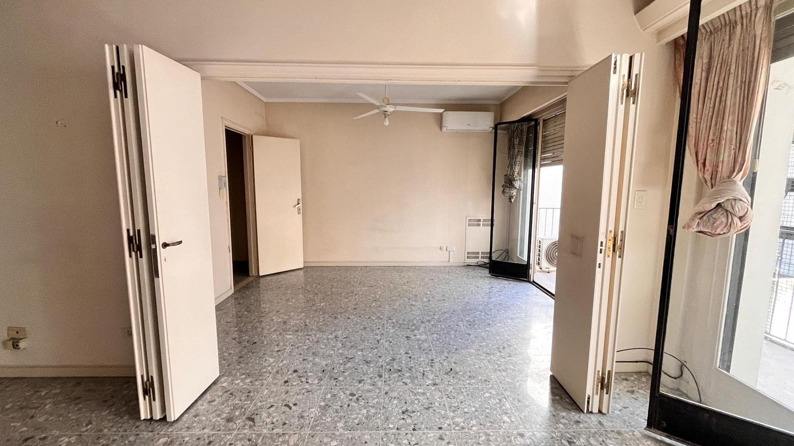 3-bedroom apartment with a maid's quarters and a balcony in an excellent location