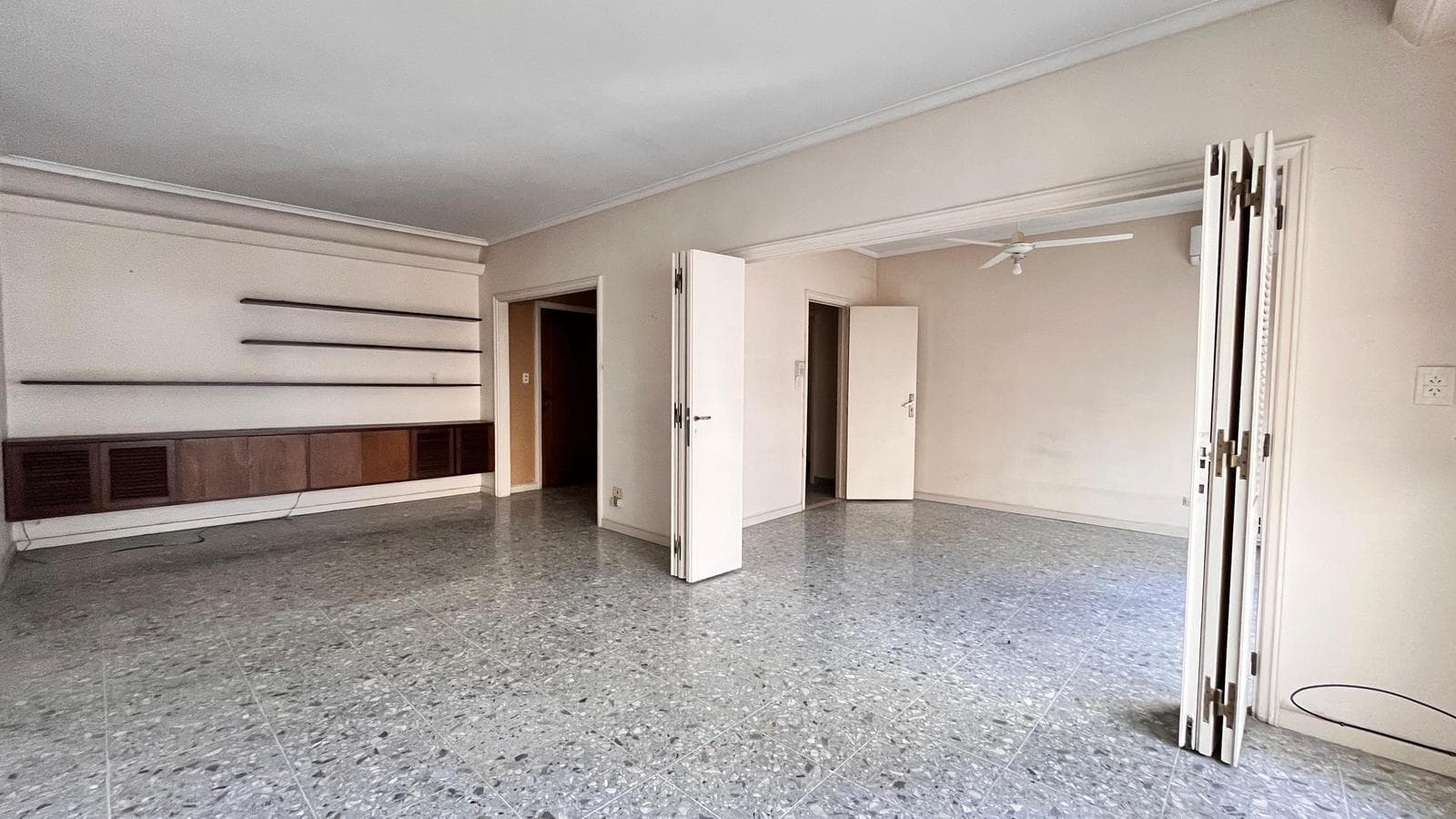 3-bedroom apartment with a maid's quarters and a balcony in an excellent location