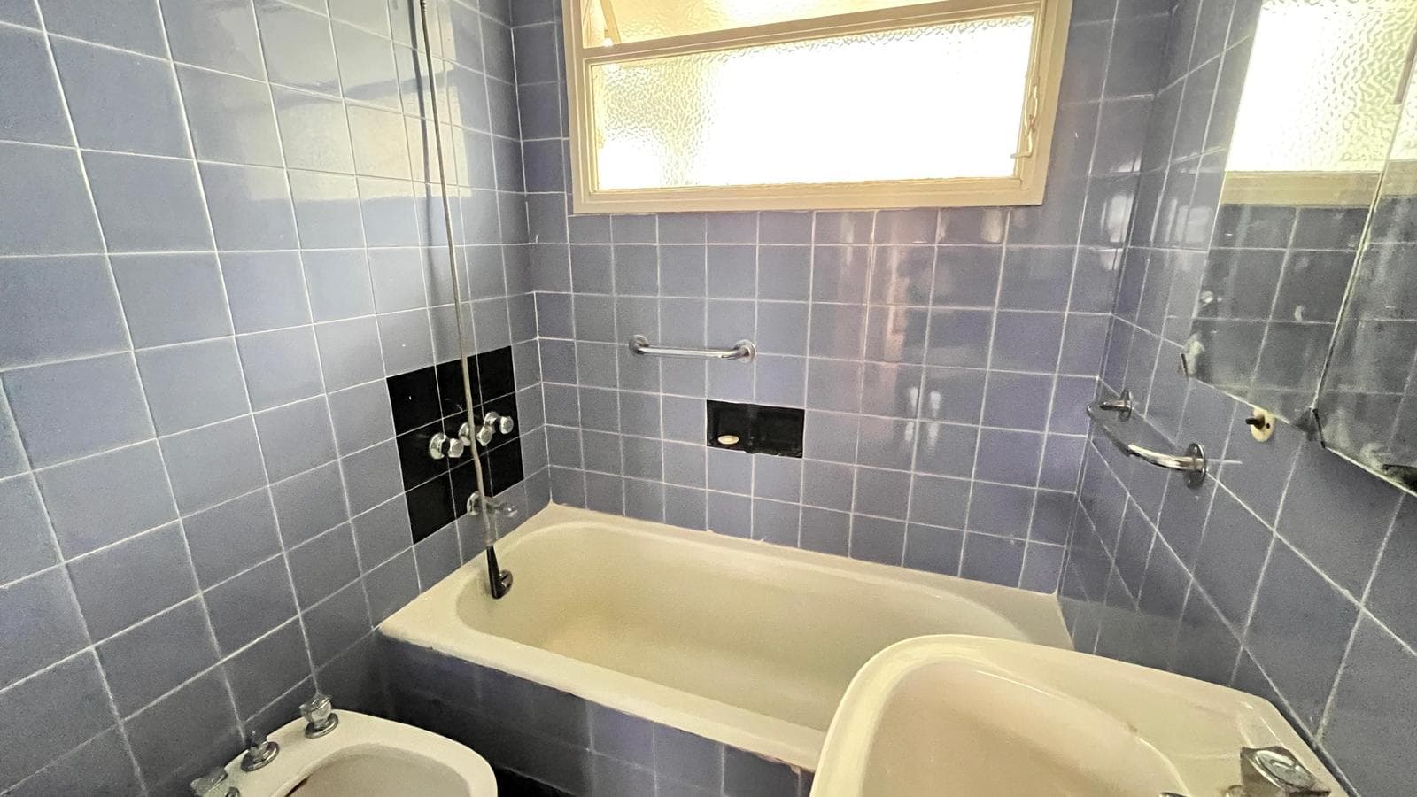3-bedroom apartment with a maid's quarters and a balcony in an excellent location