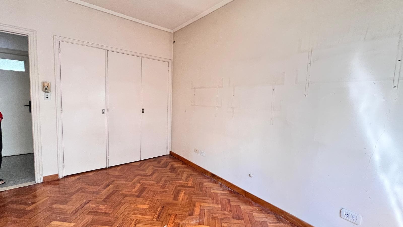 3-bedroom apartment with a maid's quarters and a balcony in an excellent location