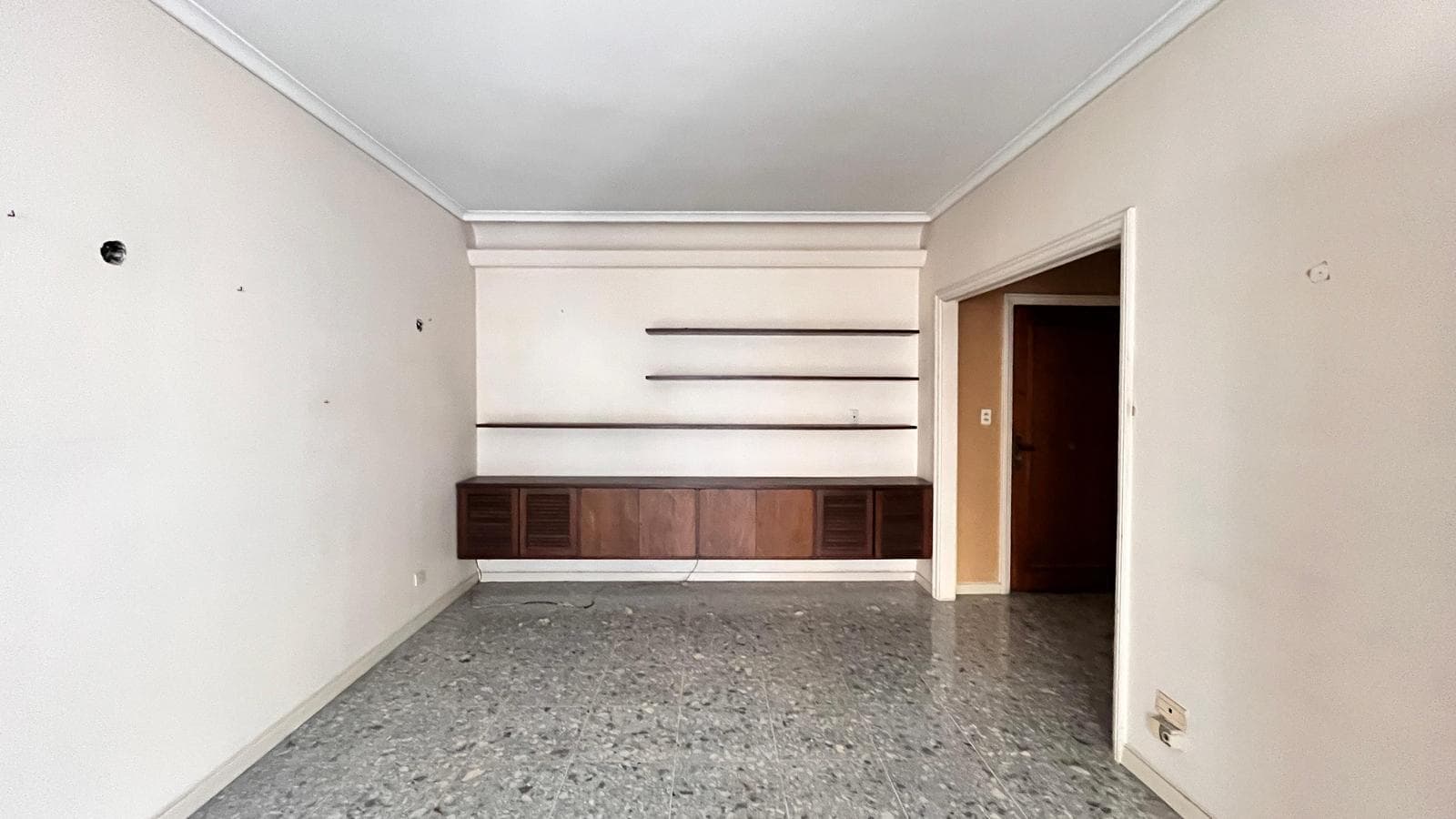3-bedroom apartment with a maid's quarters and a balcony in an excellent location
