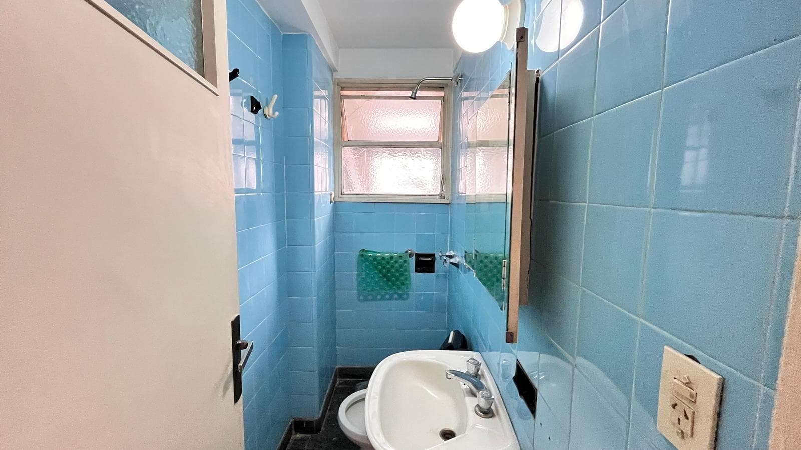 3-bedroom apartment with a maid's quarters and a balcony in an excellent location