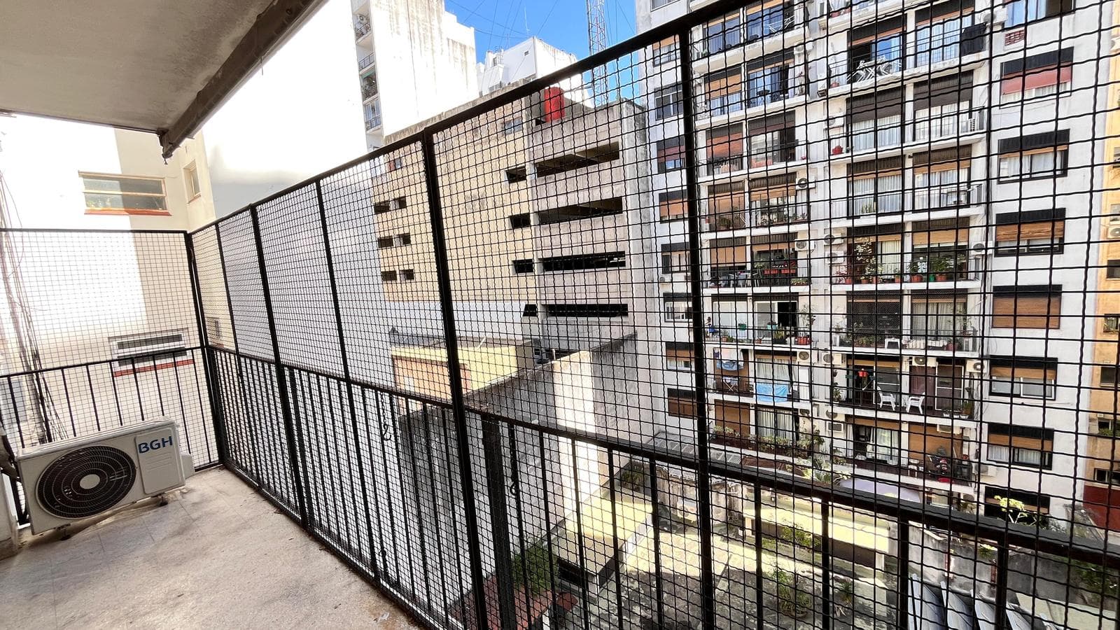 3-bedroom apartment with a maid's quarters and a balcony in an excellent location